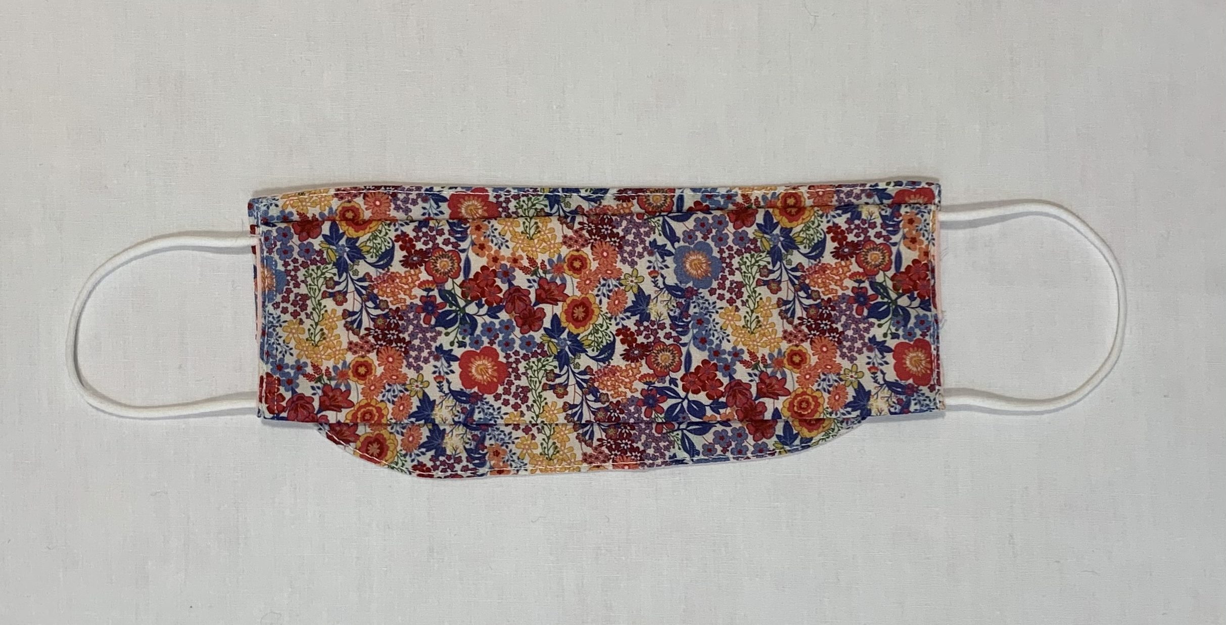 Masque Femme fleurs fond bleu