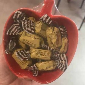 COUPELLE EN FORME DE POMME AVEC CARAMELS 75 GR