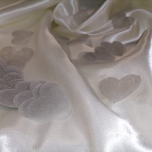 Confettis de table cœur intissés