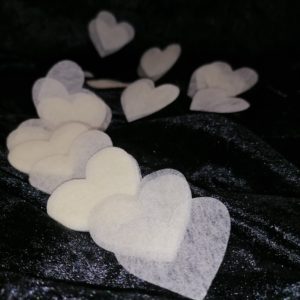 Confettis de table cœur intissés
